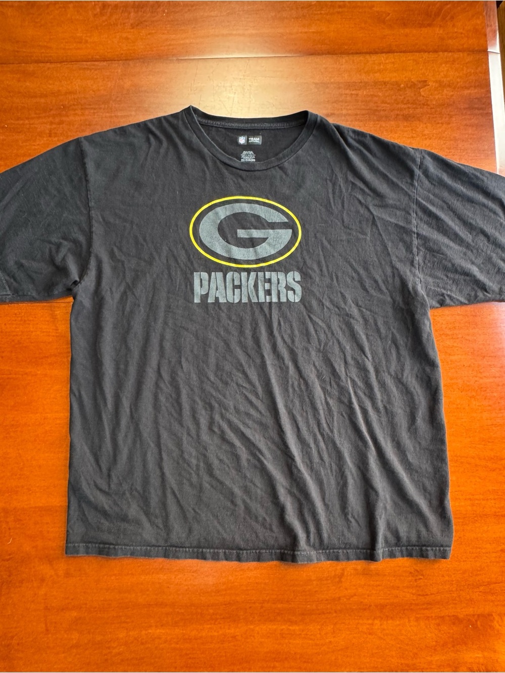 Green Bay Packers NFL Team Apparel Men’s 2XL Black Distressed Logo T-Shirt